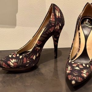 Alexander McQueen tribal print canvas pumps. size 7